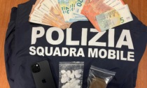 Arezzo, si cambia i vestiti per sfuggire alla polizia: nelle tasche aveva soldi e stupefacenti