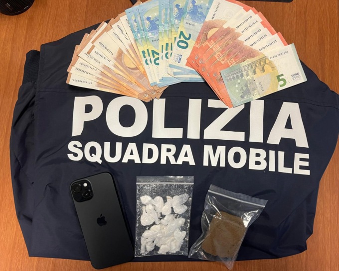 Arezzo, si cambia i vestiti per sfuggire alla polizia: nelle tasche aveva soldi e stupefacenti
