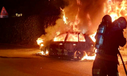 Prato, auto incendiata: accanto lasciata una bara con la foto del proprietario