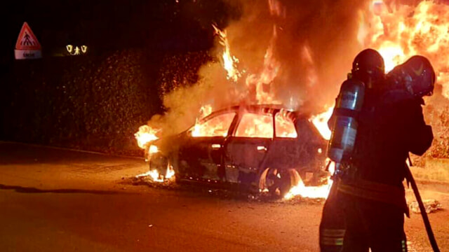 Prato, auto incendiata: accanto lasciata una bara con la foto del proprietario