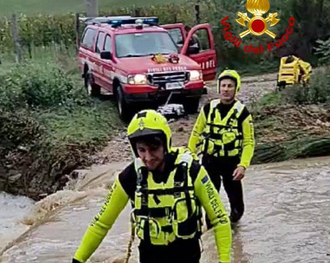 Maltempo Toscana, temporali forti e disagi: albero caduto a Firenze, coppia salvata dalla piena a Radicondoli