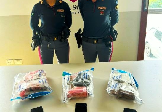 In A12 con 4kg di cocaina sull’auto: arrestato trafficante di droga 30enne