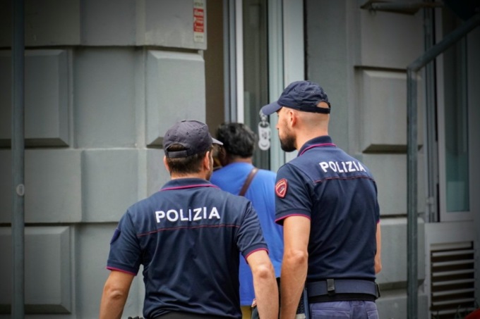 Strapparono Rolex dal polso di un 70enne a Firenze fuggendo in moto: rintracciati a Napoli