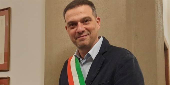 Londa (Firenze), sindaco si barrica in banca per evitare che l’unica filiale del paese chiuda