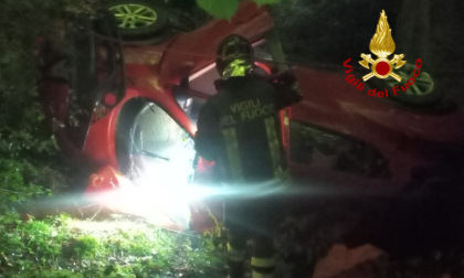 Auto precipita da un ponte a Sovicille: passeggeri miracolosamente illesi dopo il volo di 8 metri