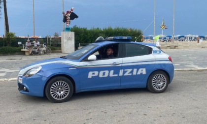 Lucca, minaccia due ragazze e alla vista della Polizia estrae una pistola: "Vi ammazzo tutti!"