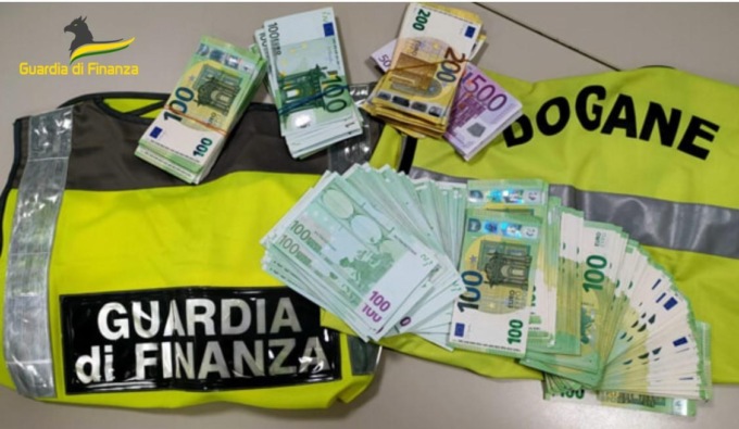 In partenza per il Marocco con 48mila euro non dichiarati: due multati all’aeroporto di Pisa