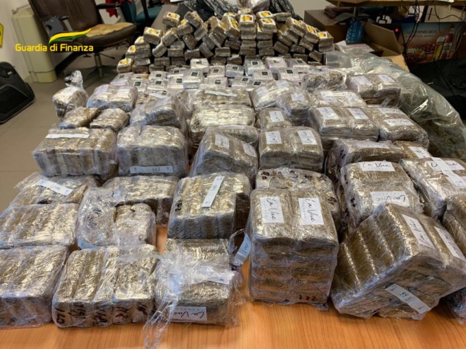 Oltre 2 tonnellate di cocaina dal Sudamerica all’Italia. Smantellata associazione a delinquere: trenta arresti