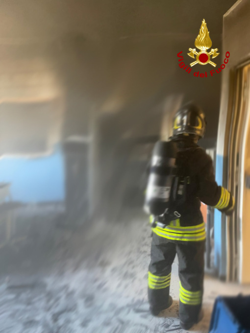 L’esplosione in un laboratorio di chimica, le fiamme e la paura. Evacuata una scuola a Porcari