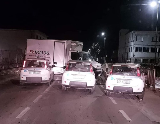 Assalto all’azienda di abbigliamento nella notte, i furgoni a bloccare la strada. Nuovo colpo da film a Vinci