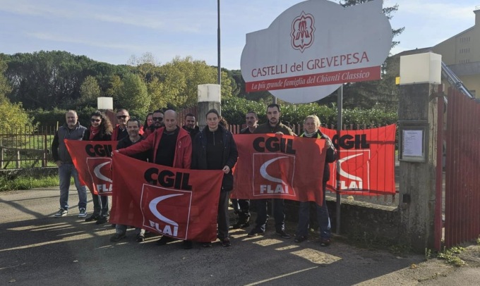 Licenziamento collettivo alla Castelli del Grevepesa, presidio di fronte alla sede: “Volontà di liberarsi dei lavoratori”