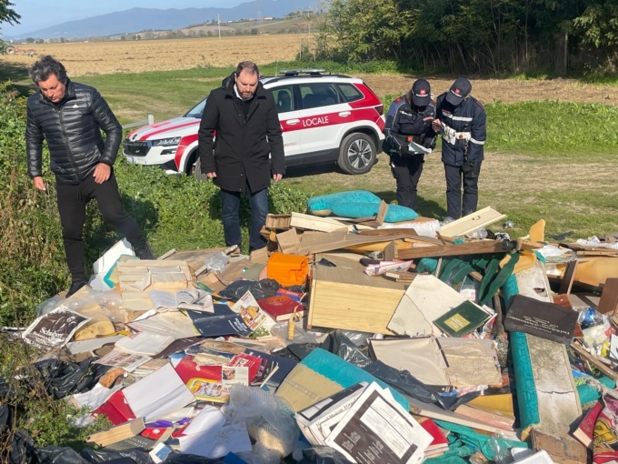 Scaricano rifiuti col camion nell’area naturalistica: scoperta discarica abusiva nell’aretino