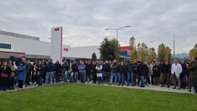 Presidio di fronte all’Abb E-Mobility di San Giovanni Valdarno: fissato incontro per riaprire la procedura dei licenziamenti
