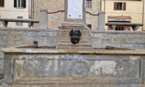 Sansepolcro, imbrattata da vandali la Fontana di Piazza Garibaldi: il restauro era finito tre giorni prima