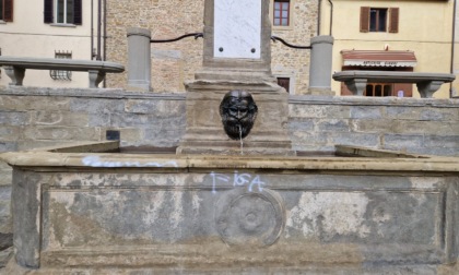 Sansepolcro, imbrattata da vandali la Fontana di Piazza Garibaldi: il restauro era finito tre giorni prima