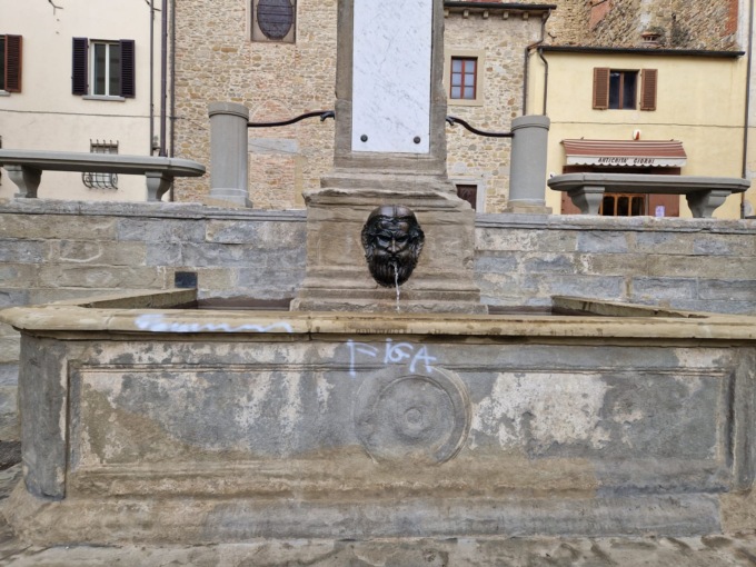Sansepolcro, imbrattata da vandali la Fontana di Piazza Garibaldi: il restauro era finito tre giorni prima