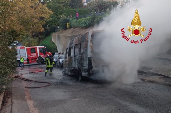 Bagno a Ripoli: scuolabus a fuoco, messi in salvo tutti i bambini
