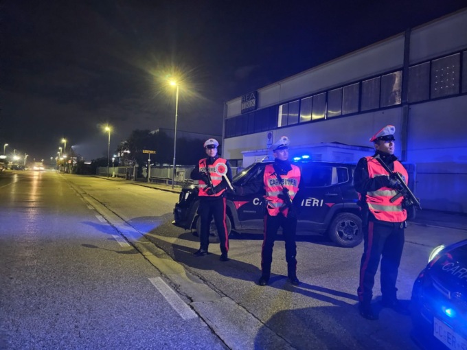 Lucca, rimprovera i vandali e viene accoltellato di fronte alla propria abitazione: grave 62enne