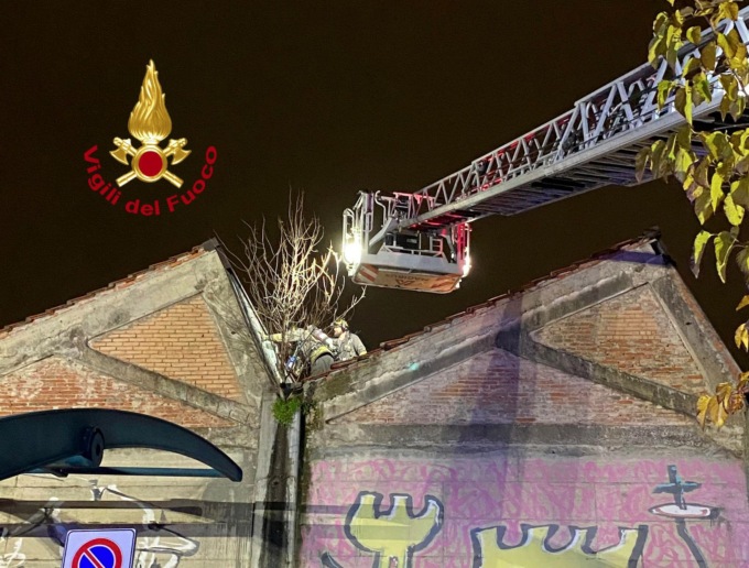 Incendio all’ex Meccanotessile di Firenze: quattro persone in ospedale
