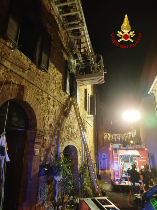 Incendio a Montalcino (Siena), salvata la padrona di casa: morti 12 cani
