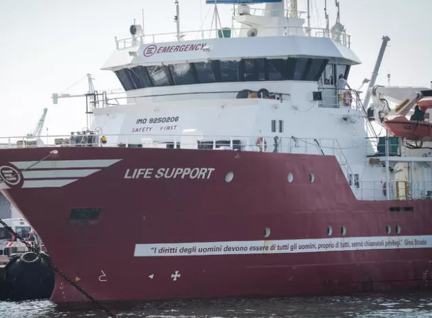 Nave Life Support al porto di Livorno con 72 migranti