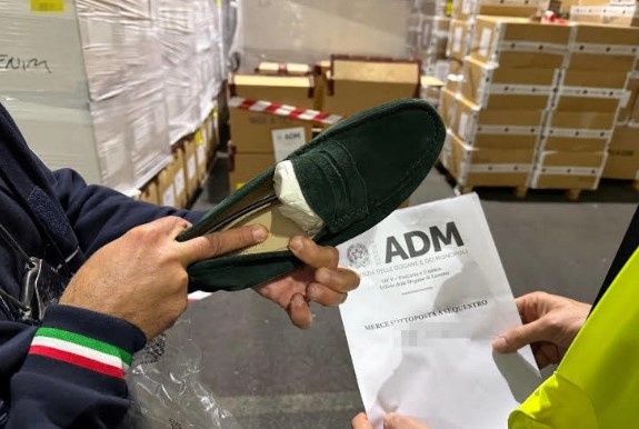Falso made in Italy: sequestrate 18.500 paia di scarpe. Provenivano dalla Tunisia
