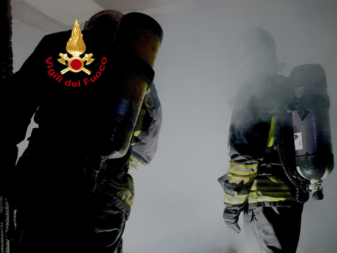 Fiamme in un appartamento, due persone in ospedale