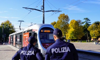 Firenze, autista della tramvia aggredita mentre difende una passeggera: denunciato 21enne