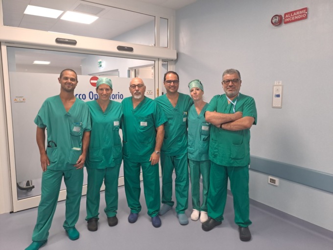 All’Ospedale del Cuore di Massa un intervento unico in Europa: due valvole cardiache sostituite senza aprire il torace