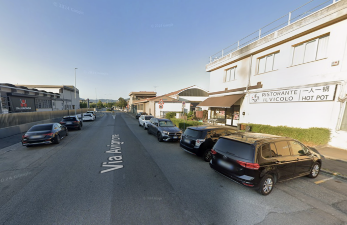 Furto sulle auto in sosta in via Avignone a Prato: il ladro bloccato dai dipendenti di un ristorante