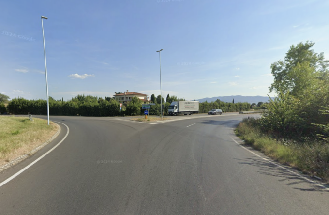 Prato, ciclista 70enne investito da un camion: è in gravi condizioni