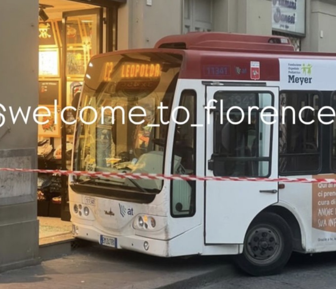 Conducente perde il controllo del bus e si schianta contro una vetrina in piazza Duomo: due bambine ferite e tanta paura a Firenze
