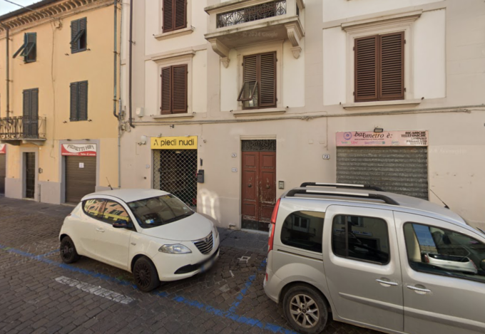 Ladro tenta di introdursi in appartamento a Lucca: il vicino guida l’intervento della Polizia e lo fa catturare