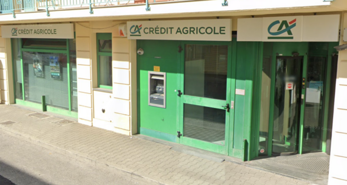 Assalto notturno a Viareggio: fanno esplodere il bancomat e fuggono con il bottino