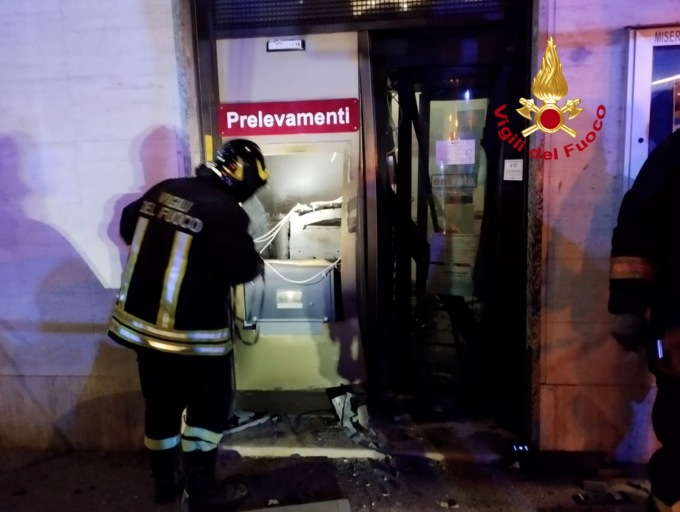 Boato nella notte: esploso un bancomat nella piazza di Compiobbi (Fiesole)