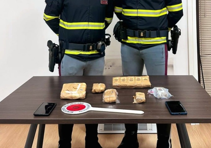 E se avesse fatto un incidente? Al posto dell’airbag aveva nascosto oltre un chilo e mezzo di droga