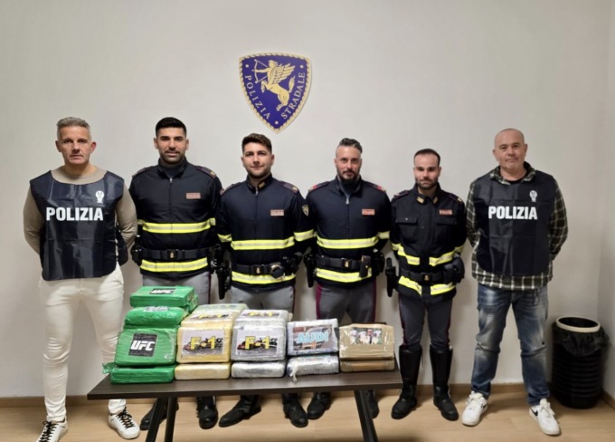 Sull’A1 con quasi 46 chili di cocaina nel doppiofondo dell’auto: il corriere trasportava 4 milioni di euro in droga