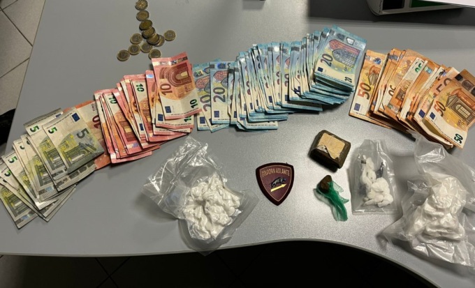 Dall’auto un odore sospetto e scatta l’inseguimento: nel borsello aveva oltre 200g tra cocaina e hashish