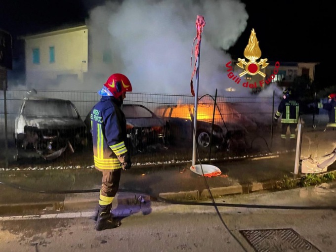 Incendio in una concessionaria di Fucecchio, quattro auto a fuoco nella notte