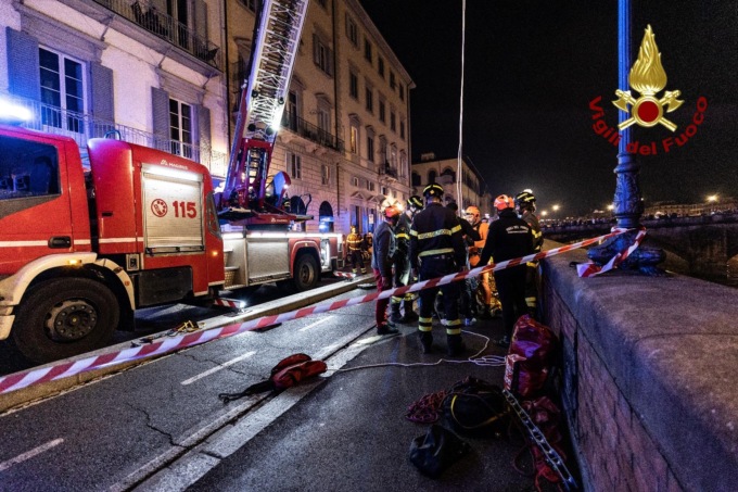Firenze, uomo cade in Arno: il video del salvataggio dei vigili del fuoco