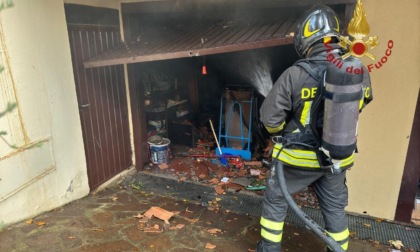 Arezzo, incendio in un garage: i Vigili del Fuoco salvano un cane