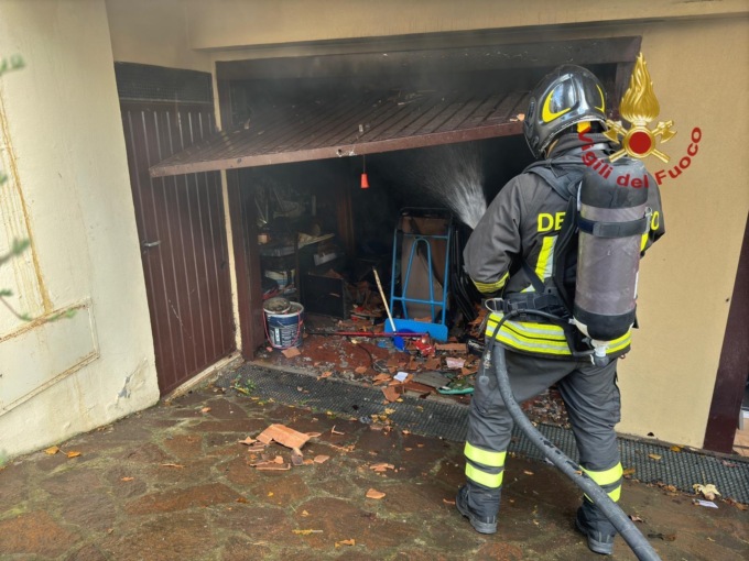 Arezzo, incendio in un garage: i Vigili del Fuoco salvano un cane