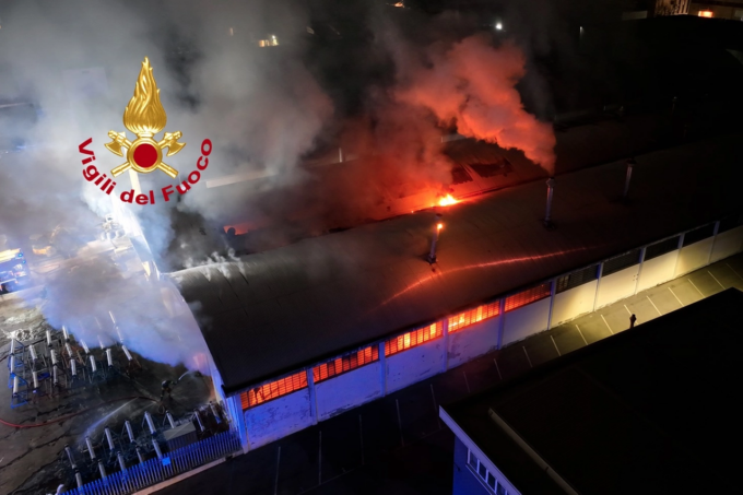 Incendio nella notte, gravi danni a un’azienda di Campi Bisenzio