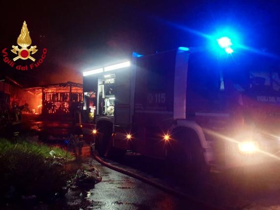 Firenze, fiamme all’ippodromo delle Mulina, crolla la copertura: nessun ferito