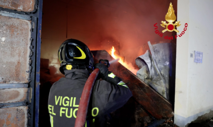 Fiamme nella notte in una azienda tessile di Vaiano