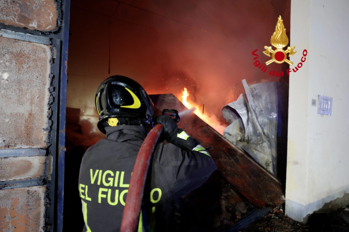 Fiamme nella notte in una azienda tessile di Vaiano