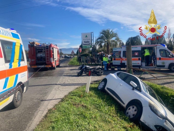 Pistoia, scontro tra auto e moto: i mezzi finiscono nel fosso, gravissimo motociclista 57enne