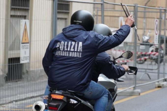 Sfilano il cellulare dalla borsa di una turista 70enne: furto in centro a Firenze