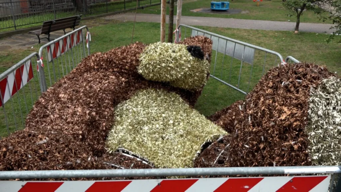 Natale a Pietrasanta, vandalizzato l’orso gigante che è stato rimosso