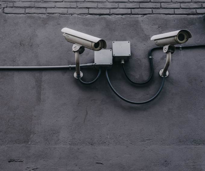 Telecamere e microfoni nell’azienda: l’occhio del “grande fratello” per controllare i dipendenti